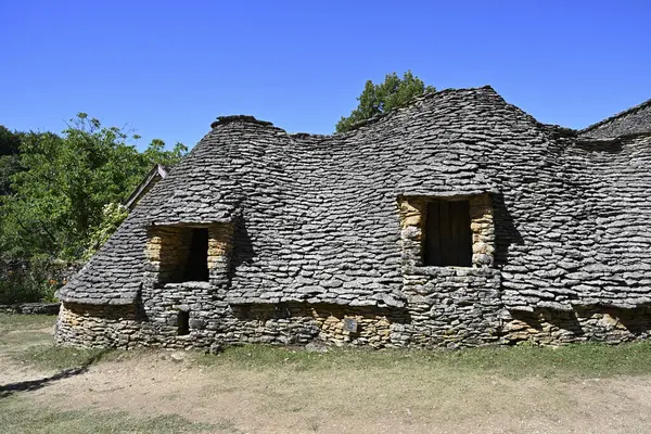 Fransa, Dordogne, Perigord Noir, Dordogne Vadisi, Saint-Andre-dAllas, lieu-dit Calpalmas, Cabanes du Breuil, eski kurumuş taştan çiftlik binaları.