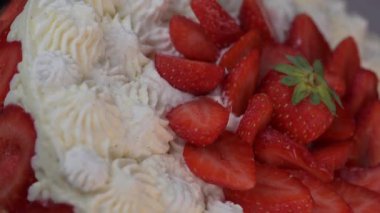 Bu daha Fraisier kek tabakaları taze çilek katmanları ve altın bir sünger tabanında şantilya krem, tatlı meraklıları için sunulan turntable üzerinde özel bir toplantı sırasında