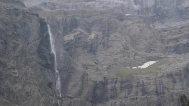 Fransa 'nın en yüksek şelalesi olan 422 metre yüksekliğindeki Cascade de Gavarnie Fransız Pirenesi Sirki' nde. Yüksek kalite 4k görüntü