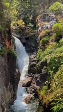 Şelale düzenlidir. Pont despotu, koteretler, Hautes Pyrenees, Fransa, yüksek kalite 4K görüntü.