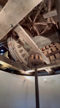 Verdelais, Cusson yel değirmeninin içinde buğday unu, Bordeaux üzüm bağı, Gironde departmanı, Nouvelle-Aquitaine, Fransa. Yüksek kalite 4k görüntü