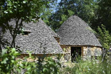 Manzaralı Perigord Noir 'de yer alan Saint-Andre-dAllas' taki antik kuru taş yapılar Dordogne Vadisi 'nin temiz mavi gökyüzünün altındaki zengin tarım mirasını yansıtıyor..