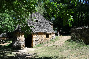 Manzaralı Perigord Noir 'de yer alan Saint-Andre-dAllas' taki antik kuru taş yapılar Dordogne Vadisi 'nin temiz mavi gökyüzünün altındaki zengin tarım mirasını yansıtıyor..