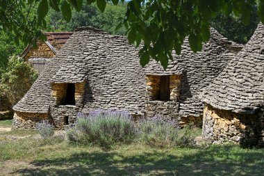 Manzaralı Perigord Noir 'de yer alan Saint-Andre-dAllas' taki antik kuru taş yapılar Dordogne Vadisi 'nin temiz mavi gökyüzünün altındaki zengin tarım mirasını yansıtıyor..
