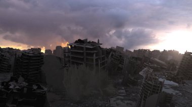 Savaş sonrası yıkılan binalar ile yıkılan şehir, Apocalyptic 'in yıkılan şehri çamurlu bir gün, 4K, 2024
