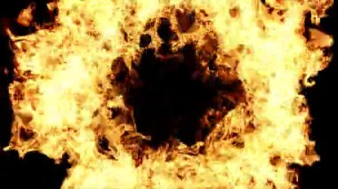 Siyah arkaplanda yanan ateş