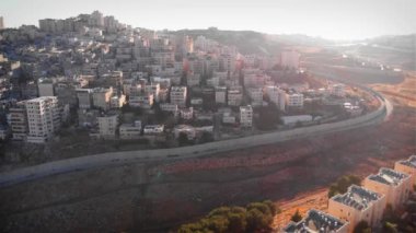 Kudüs İHA 'sına yakın Filistin kasabası Shuafat üzerinde uçuyorlar.