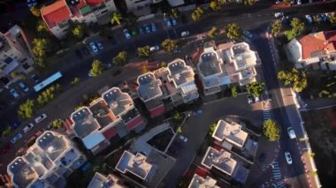 Çocuk parkıyla küçük mahalle çatıları üzerinde İHA görüntüleri