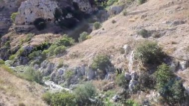 Matera şehrinin Basilicata 'daki kayalık bir çıkıntının üzerindeki sassi manzarası