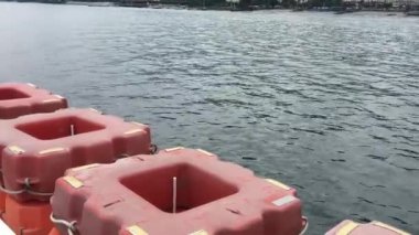 deniz kıyısında gemi.
