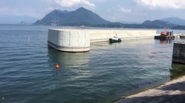 Göl ve dağların güzel manzarası