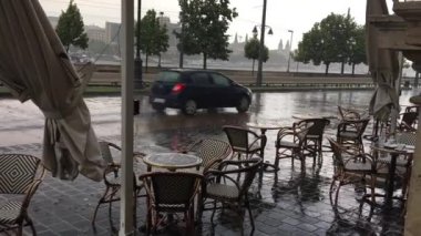 Cama yağmur damlaları düşer.