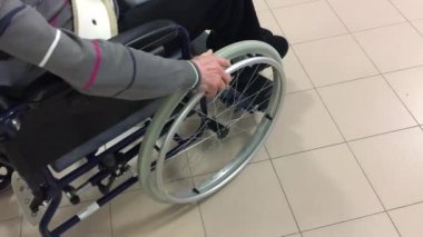 Hastane koridorunda engelli bir hastayla tekerlekli sandalye
