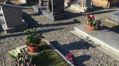 Mezarlıkta mezarlık ve çiçekler