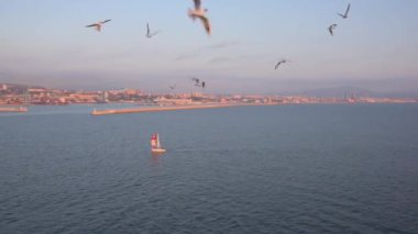 Akdeniz 'deki günbatımı yolcu gemisinin görüntüsü