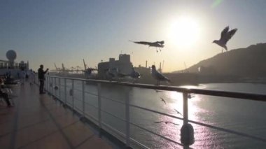 Akdeniz 'deki günbatımı yolcu gemisinin görüntüsü