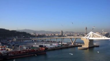 Gün batımında Barselona Limanı manzarası