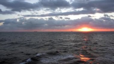 Akdeniz 'deki günbatımı yolcu gemisinin görüntüsü