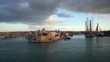 Gün batımında Marsilya limanının görüntüsü