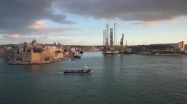 Gün batımında Marsilya limanının görüntüsü