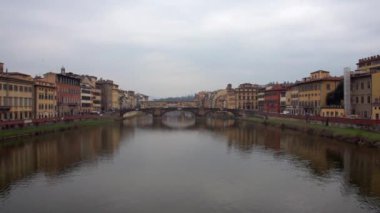 Floransa Toskana 'daki Ponte Vecchio' dan Arno nehrinin manzarası