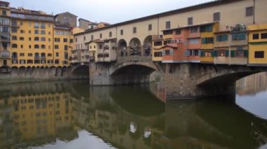 Floransa Toskana 'daki Ponte Vecchio' dan Arno nehrinin manzarası