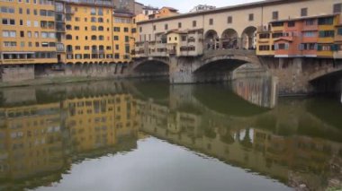 Floransa Toskana 'daki Ponte Vecchio' dan Arno nehrinin manzarası