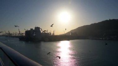 Akdeniz 'deki günbatımı yolcu gemisinin görüntüsü