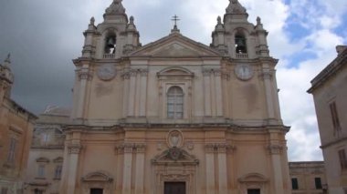Mdina 'nın antik başkenti Malta' ya bakın. Medine olarak da bilinir, Eski Şehir.