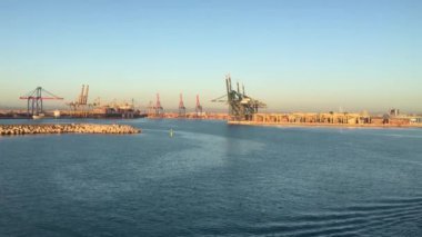 Akdeniz 'deki günbatımı yolcu gemisinin görüntüsü