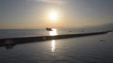 Akdeniz 'deki günbatımı yolcu gemisinin görüntüsü