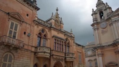 Mdina 'nın antik başkenti Malta' ya bakın. Medine olarak da bilinir, Eski Şehir.