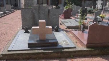 Mezar ve mezar taşları olan mezarlık manzarası