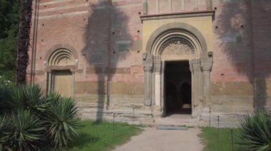 Santa Maria di Vezzolano manastırı, Piedmont 'un en önemli ortaçağ anıtları arasında, Romanesk ve Gotik tarzda dini bir binadır.