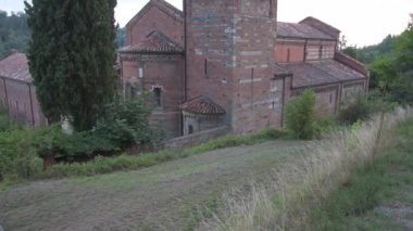 Santa Maria di Vezzolano manastırı, Piedmont 'un en önemli ortaçağ anıtları arasında, Romanesk ve Gotik tarzda dini bir binadır.