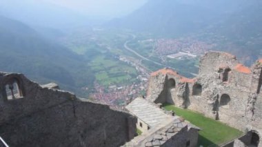 İtalya 'daki eski şatonun manzarası