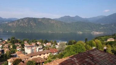 Piedmont 'ta bulunan orta göl panoramik görünümü