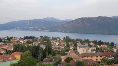 Piedmont 'ta bulunan orta göl panoramik görünümü