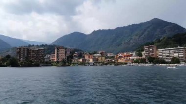 Piedmont 'ta bulunan orta göl panoramik görünümü