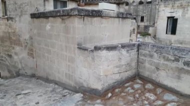 Matera şehrinin Basilicata 'daki kayalık bir çıkıntının üzerindeki sassi manzarası