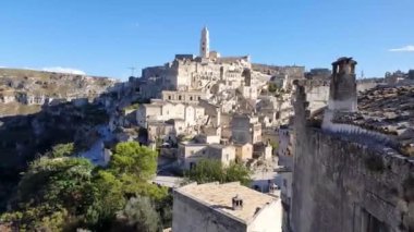 Matera şehrinin Basilicata 'daki kayalık bir çıkıntının üzerindeki sassi manzarası