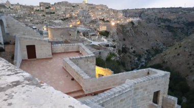 Matera şehrinin Basilicata 'daki kayalık bir çıkıntının üzerindeki sassi manzarası