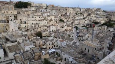 Matera şehrinin Basilicata 'daki kayalık bir çıkıntının üzerindeki sassi manzarası