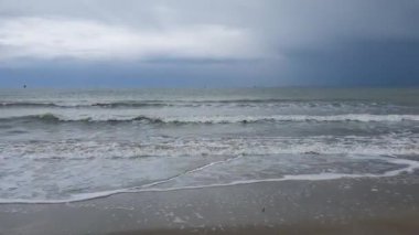 Ufukta deniz olan sahilin manzarası