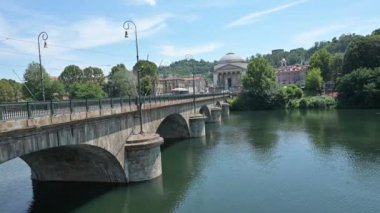 Torino 'daki Po nehrinin manzarası