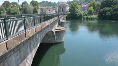 Torino 'daki Po nehrinin manzarası