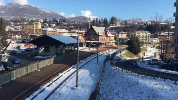 Paisagem Montanha Com Estação Ferroviária Neve — Vídeo de Stock