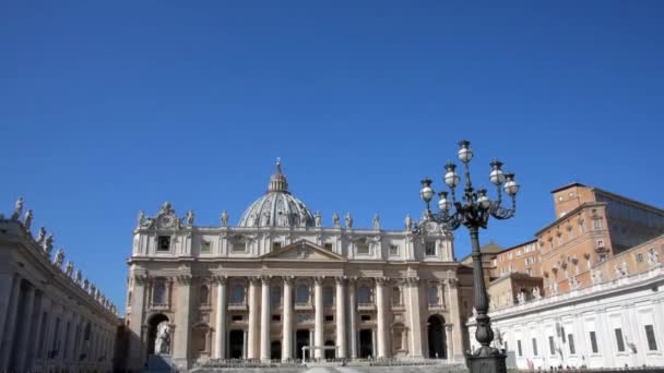 ローマのサンピエトロ広場のバシリカの眺め — ストック動画
