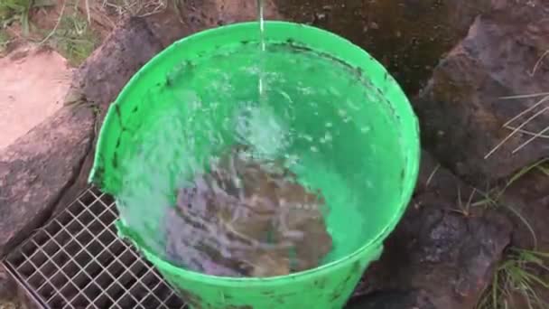 Paisaje Montaña Con Grifo Agua Cubo Verde — Vídeos de Stock