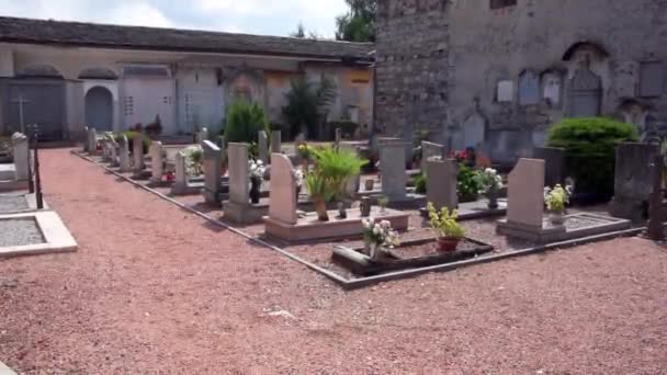 Vista Del Cementerio Con Tumbas Lápidas — Vídeo de stock